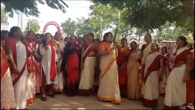 नारी शोषण बंद करो! अब न सहेंगे अत्याचार; लाल साड़ी का यही है पुकार