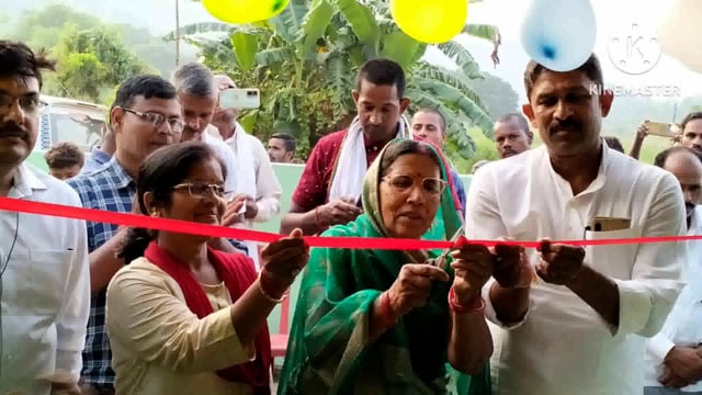 फूलीडूमर प्रखंड केंद्र संख्या 127 में नवनिर्मित आंगनबाड़ी केंद्र भवन का प्रखंड प्रमुख ने फीता काटकर किया उद्घाटन 