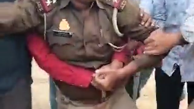 पुलिस ने पुलिस को मशक्कत करते हुए दबोचा लखनऊ में बथरा के हरौनी के चौकी इंचार्ज राहुल त्रिपाठी को एंटी करप्शन टीम ने रिश्