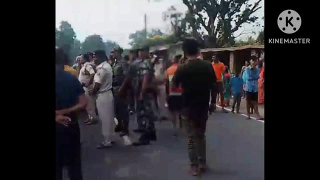 अवैध बालू लदा ट्रैक्टर अनियंत्रित होकर दीवार तोड़ते हुए घर में घुसा, घटना की सूचना पर तीन थाने की पहुंची पुलिस