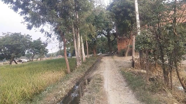 बाबागंज ब्लाक के अन्नावा ग्रामसभा में प्रधान की लापरवाही से सड़क बनी नाली ग्रामीण जल भराव से आने-जाने को हो रहे मजबूर ,