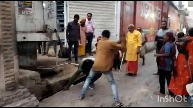 भूतेश्वर के समीप लाठी डंडों से युवक को करने का वीडियो हुआ वायरल