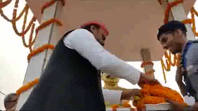 गोरखपुर: सपा अध्यक्ष अखिलेश यादव पहुंचे गोरखपुर
गोरखपुर के सहजनवा में भीटी रावत पहुंचे अखिलेश
स्वर्गीय रेशमा रावत की मूर्ति का किया अनावरण.