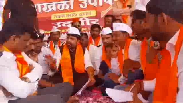 मराठा समाजाच्या साखळी उपोषण स्थळी नामदार संजय बनसोडे यांनी दिली भेट