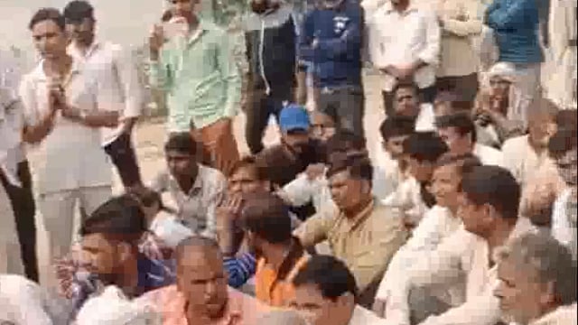 सुरीर के औहवा में राशन डीलर चयन को लेकर चयन करने के अधिकारियों को बंधक बनाया की धक्का मुक्की रिपोर्ट दर्ज