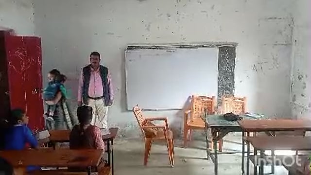 बेसिक स्कूलों में परीक्षाओं का उड़ा मजाक बिना प्रश्न पत्र के हुई परीक्षा ब्लैक बोर्ड पर लिखे गए प्रश्न