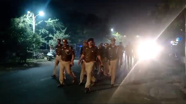 उत्तर प्रदेश में त्योहारों को लेकर पुलिस प्रशासन हुआ अलर्ट आगरा डीसीपी सूरराय अपने दलबल के साथ क्षेत्र में ग्रस्त करते  