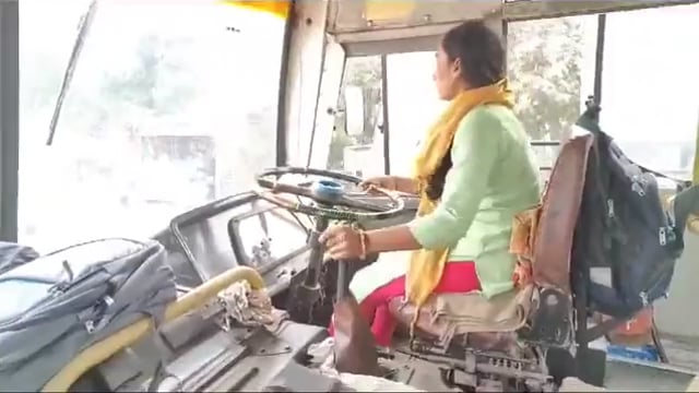 बस चलती इस महिला की कहानी बड़ी ही विचित्र है दरअसल बुलंदशहर में अप रोडवेज की इस बस में यह महिला ड्राइवर की पद पर काम करत