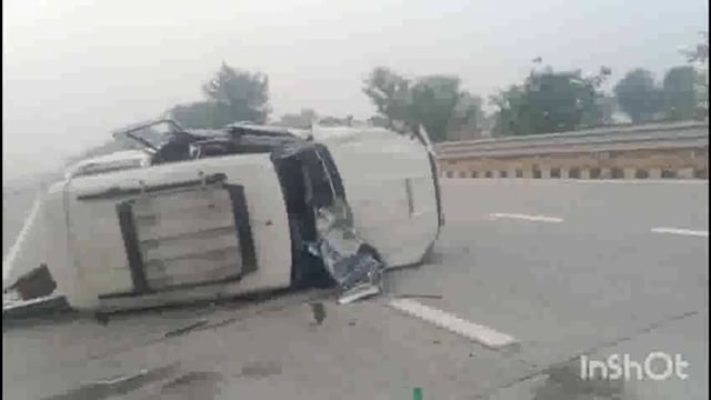 मथुरा के सुरीर क्षेत्र में यमुना एक्सप्रेसवे पर ट्रैक्टर में पीछे से स्कॉर्पियो कार घुसी चार लोग हुए गंभीर रूप से घायल