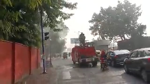 प्रदूषण नियंत्रण के लिए विभागों में काम किया शुरू फायर ब्रिगेड पेड़ों पर पानी का कर रही छिड़काव