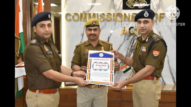 पुलिस कमिश्नर आगरा पुलिस कर्मियों को सम्मानित करते हुए पुलिस कमिश्नर आगरा ने सम्मान जनक पुलिस वालों को सम्मानित पत्र प्र