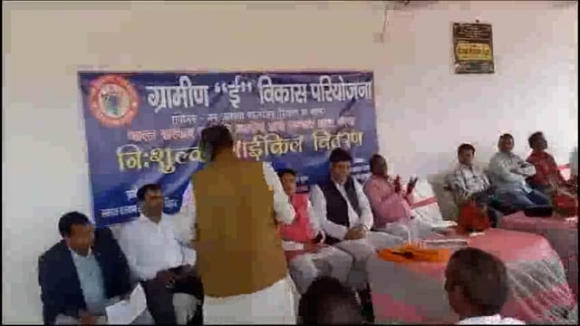 पूर्व मुख्यमंत्री के पुत्र ने छात्राओं के बीच किया साइकिल वितरण