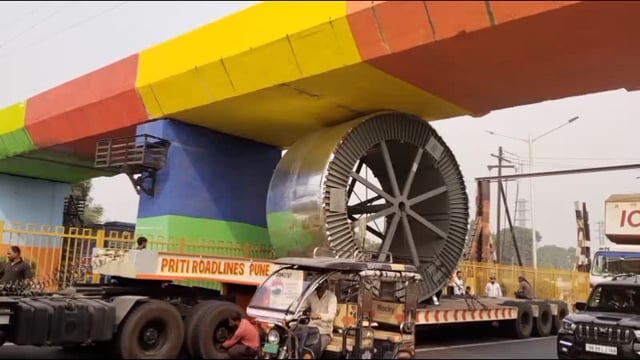 मथुरा में रेलवे पुल के नीचे फंसा ट्रोला रेलवे पुलिस पहुंची मोके पर नेशनलहाईवेपर लगा जाम