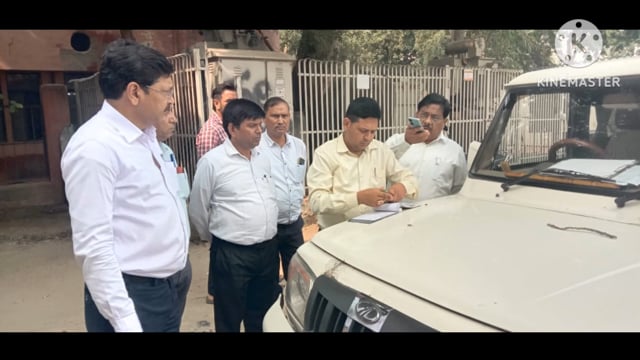 आगरा जिला मजिस्ट्रेट प्रथम तथा नगर निगम की संयुक्त टीम ने संजय पैलेस में सार्वजनिक स्थल पर अनधिकृत रूप से भवन निर्माण