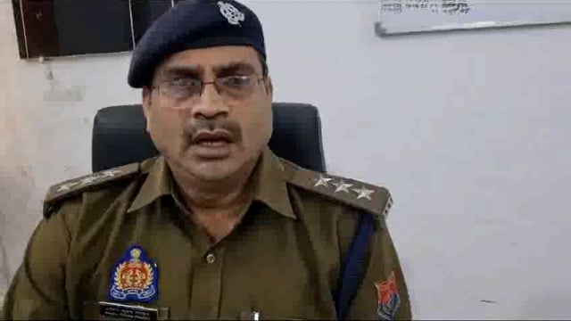 आगरा लखनऊ एक्सप्रेसवे पर कर से स्टंट करते हुए वायरल वीडियो का संज्ञान लेकर थाना फतेहाबाद एवं डोकी पुलिस वाहनों व युवक को