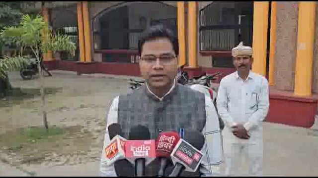 ब्रेकिंग,,
अम्बेडकरनगर - मुआवजे की मांगों को लेकर किसानों ने किया चक्का जाम NH 228 को किसानों ने किया जाम
11 गांव के 350 किसान परिवार अपनी जमीनों के मुआवजे के मांग को लेकर दे रहें है धरना।
एडीएम सदानंद गुप्ता ने कहा मांग नियमानुसार उचित नहीं,मामला न्यायालय में विचाराधीन है किसानों को समझाने का प्रयास किया जा रहा है