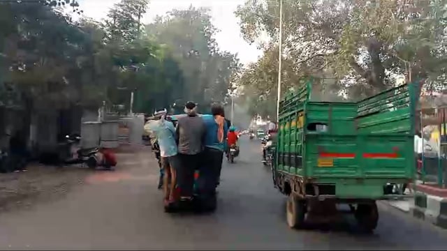 यातायात महक में बैटरी चलित ई रिक्शा उड़ा रहे हैं यातायात नियमों की धज्जियां