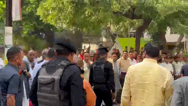 उत्तर प्रदेश-
CM योगी आदित्यनाथ,DCM ब्रजेश पाठक पूर्व मंत्री आशुतोष टण्डन के चौक (लखनऊ) स्थित आवास पहुँचे,पार्थिव शरीर पर श्रद्धा सुमन अर्पित करेंगे !!