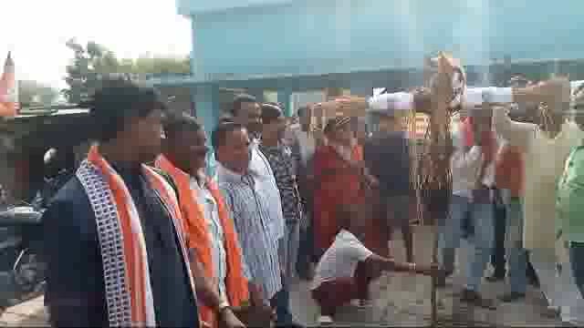  मुख्यमंत्री के  अमर्यादित बयान को लेकर अमरपुर बीजेपी के कार्यकर्ताओं ने प्रखंड मुख्यालय के समीप किया में पुतला दहन