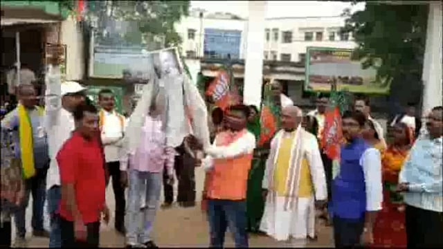 मुख्यमंत्री नीतीश कुमार के संसद में अमर्यादित बयान पर चांदन प्रखंड के भाजपाइयों ने निकाला विरोध जुलूस, किया पुतला दहन