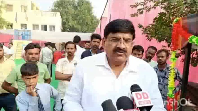 मथुरा जिला नगरीय विकास अभिकरण ने दीपावली मेला में जनकल्याण योजनाओं के 39 लाभार्थियों को सम्मानित कर ऋण उपलब्ध कराया