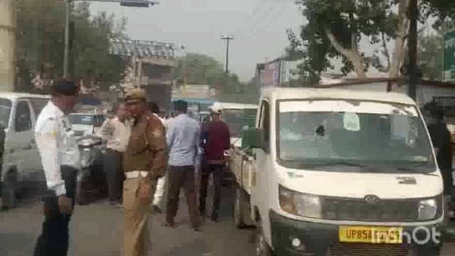 हवा को साफ रखने के लिए मथुरा नगर निगम की गाड़ियां शहर में करेंगे पानी का छिड़काव महापौर ने 10 गाड़ियों को किया रवाना