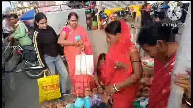 सूर्यगढ़ा -दीपावली की पूर्व संध्या पर सूर्यगढ़ा बाजार में सजावट की समान की खरीदारी के लिए उमर पड़ी भीड़।