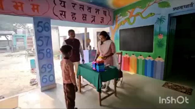 प्राथमिक विद्यालय खालिसपुर मुबारकपुर में खंड शिक्षा अधिकारी शिखा मिश्रा द्वारा बच्चो को मोमबत्ती मिठाई किया गया वितरण