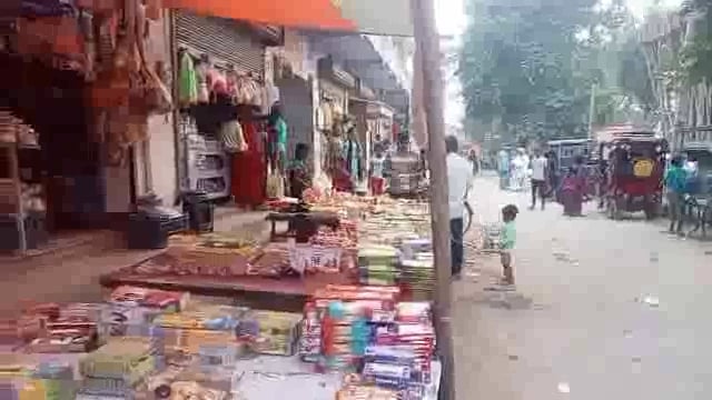 थरथरी प्रखंड के थरथरी बजार एबं खरजम्मा बजार मे धनतेरस को लेकर भारी भीड़ देखने कोई मिला 