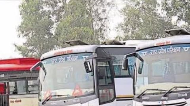 ब्रेकिंग
अयोध्या।
अनियंत्रित होकर हाईवे पर प्राइवेट बस पलटी, 6 यात्री घायल, एक महिला यात्री का हाथ कटा, अचानक ब्रेक लगाने से पलटी बस, दिल्ली से बिहार के मुजफ्फरपुर जा रही थी बस, थाना रौनाही के चिर्रा जगनपुर के पास एनएच 27 पर हुआ हादसा।