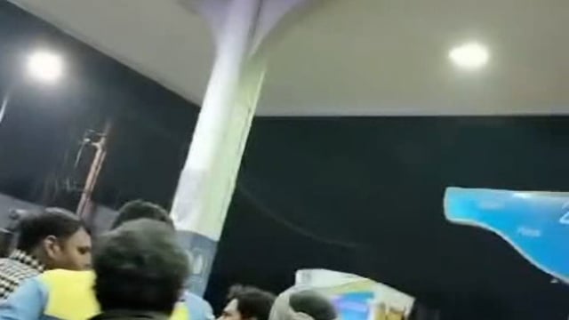 पेट्रोल पंप पर दो ग्राहकों के साथ पेट्रोल पंप कर्मचारियों ने असलाओं के बल पर की मारपीट वीडियो हुआ वायरल