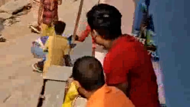 ई रिक्शा चालक की मारपीट का वीडियो हुआ सोशल मीडिया पर वायरल ई रिक्शा चालक ने बाइक सवार व एक टुरिस्ट छात्रा को मारी टक्कर