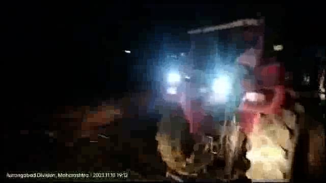 हकनकवाडी हाळी रोडवर उसाने भरलेला ट्रॅक्टर उलटला,दोन्ही बाजूंकडील वाहने खोळंबली