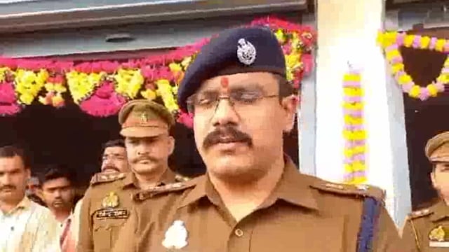 आगरा पुलिस का लोगों ने किया सम्मान एडीसीपी सिटी सहित पुलिस कर्मियों का किया गया सम्मान 
