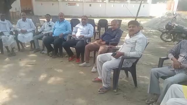 प्रधान नगवा स्वामीनाथ सिंह दीपावली पर्व पर ग्राम व क्षेत्र के लोगों से मिलकर दी बधाई, लोगों में कराया मिष्ठान का वितरण 