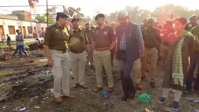 मथुरा के राया आतिशबाजी बाजार में लगी आग की घटना का निरीक्षण करने क्षेत्रीय विधायक व डीएम एसपी पहुंचे