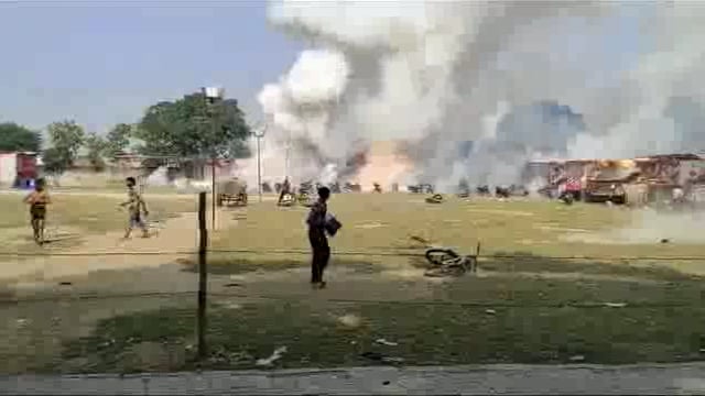 पटाखों की आतिशबाजी.
कल मथुरा के राया कस्बे में आतिशबाजी मार्केट में आग लग गई ! लगभग 15 लोग बुरी तरह झुलस गए !