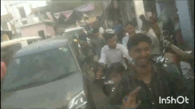 फरह मेंन मार्केट में लगा जाम कोई पुलिस वाला नहीं आया नजर