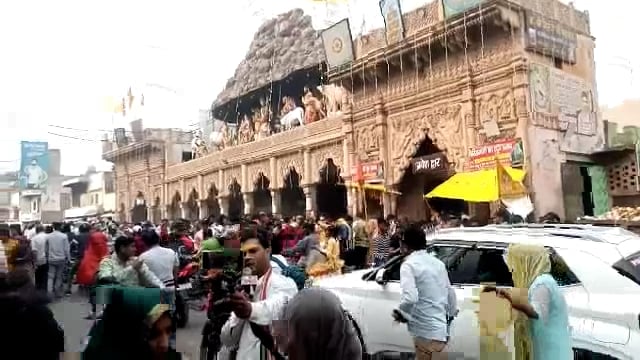 मथुरा के गोवर्धन में गिरिराज महाराज की परिक्रमा को उमड़ा श्रद्धा ,भक्ति एवं आस्था का सैलाब