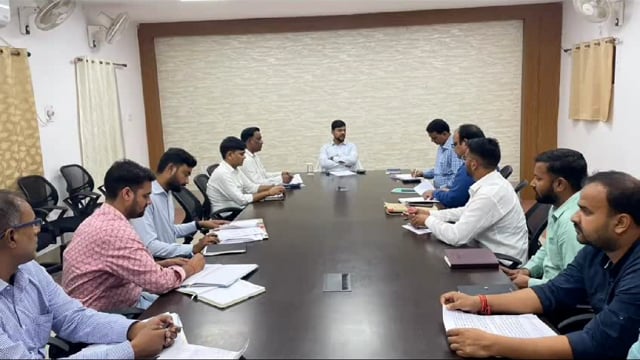 जिला पदाधिकारी ने नीति आयोग द्वारा संचालित योजनाओं की समीक्षा