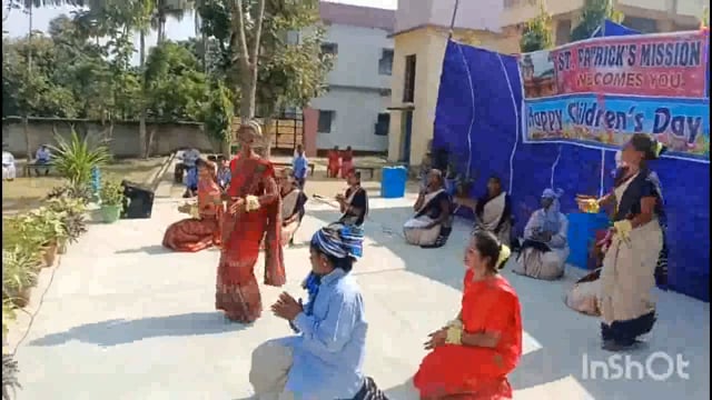 बाल दिवस पर संत पैट्रिक मध्य विद्यालय में शिक्षकों ने कला के माध्यम से किया उत्साह