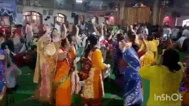 मथुरा के गोवर्धन में देसी विदेशी भक्तों ने लगाया गिरिराज महाराज का अन्नकूट महोत्सव दी परिक्रमा