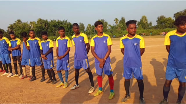 काली पूजा के मौके पर फुटबॉल मैच का आयोजन किया गया प्रखंड प्रमुख बिरसा सोरेन के हाथों विजेता टीम को पुरस्कार दिया गया 