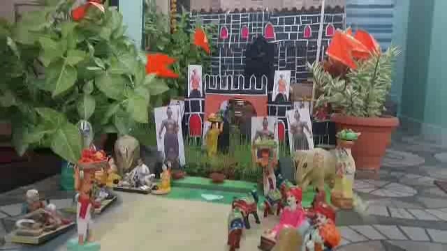 जळकोट रोड येथे अर्चना सुवर्णकार शिक्षिकेने साकारली नैसर्गिक भुईकोट किल्याची प्रतिकृती