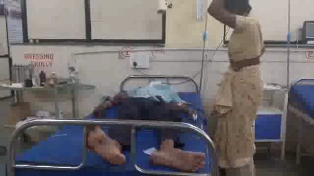 हेर जवळ वडापाव वाल्यानी चालत्या रेल्वे गाडीतून ढकलून दिल,जखमींची पत्नी मुक्ता जाणोळे