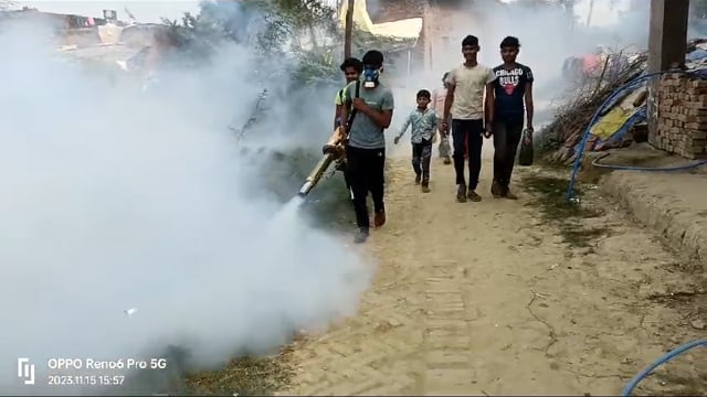 कुंडा ब्लॉक के मवई कला के ग्राम प्रधान रवि कुमार ने ग्राम सभा में  डेंगू से निजात दिलाने के लिए कराया छिड़काव,
