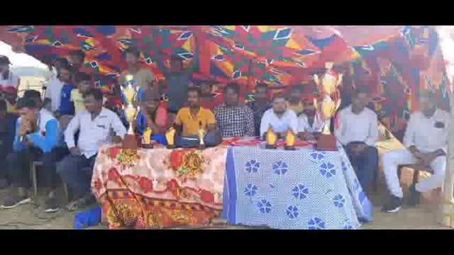 मालवथान के झुमरिया मैदान मे हो रहे क्रिकेट टुर्नामेंट के फाइनल मुकाबले मे दर्वेपट्टी के खिलाड़ीयों ने मारी बाजी 