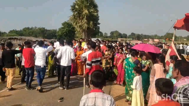 डूमरडीहा में चल रहे टुनामेंट के फाइनल मैच का उद्घाटन के लिए पहुंचे  बांका सांसद गिरधारी यादव,ढोल नगाड़े से स्वागत