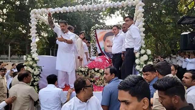 लखनऊ
सहारा श्री सुब्रत रॉय का अंतिम संस्कार के लिए निकली शव यात्रा 
लखनऊ के बैकुंड धाम में अंतिम संस्कार
अंतिम संस्कार में तमाम बड़ी हस्तियां व नेता रहे मौजूद