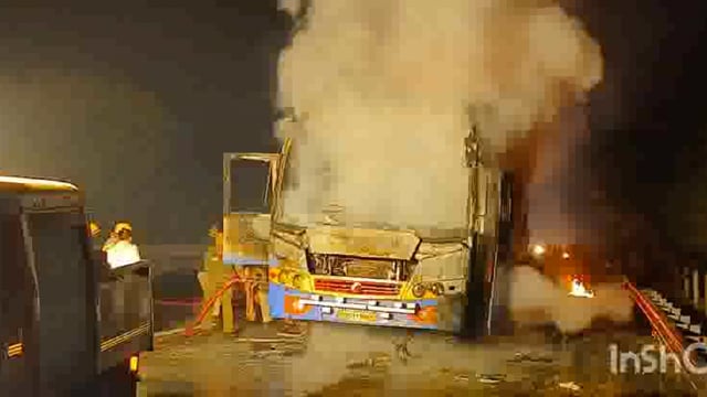 मथुरा के नोहझील थाना क्षेत्र में यमुना एक्सप्रेसवे पर चलती बस में लगी आग सवारीयो ने बस से कूद कर बचाई जान